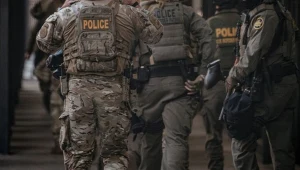 Starcia z w Kalifornii. Zamieszki po operacji agentów federalnych 