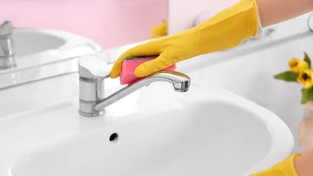 Domowy sposób sprawi, że w doczyścimy armaturę bez szorowania. 