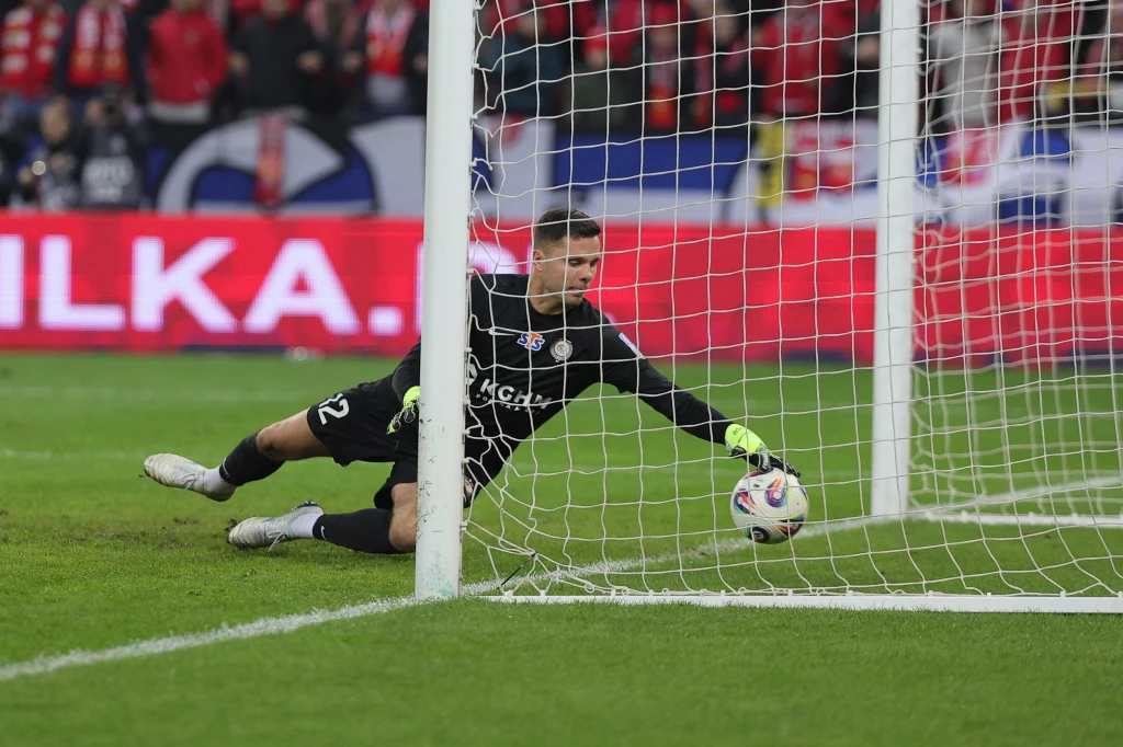 Błąd Rafała Gikiewicza zdecydował o porażce Zagłębia Błąd Rafała Gikiewicza zdecydował o porażce Zagłębia