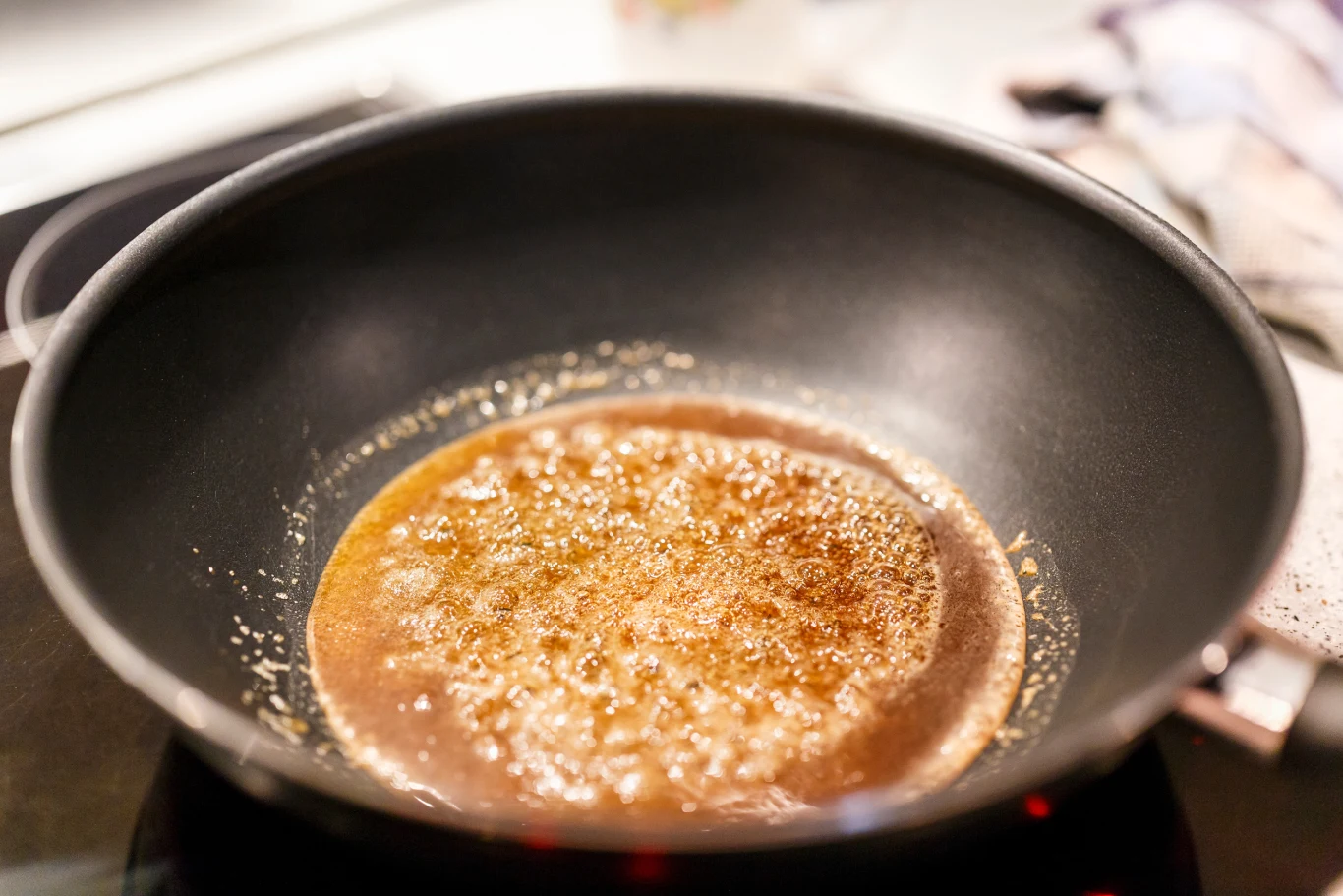 Miód rozpuść z cukrem na patelni