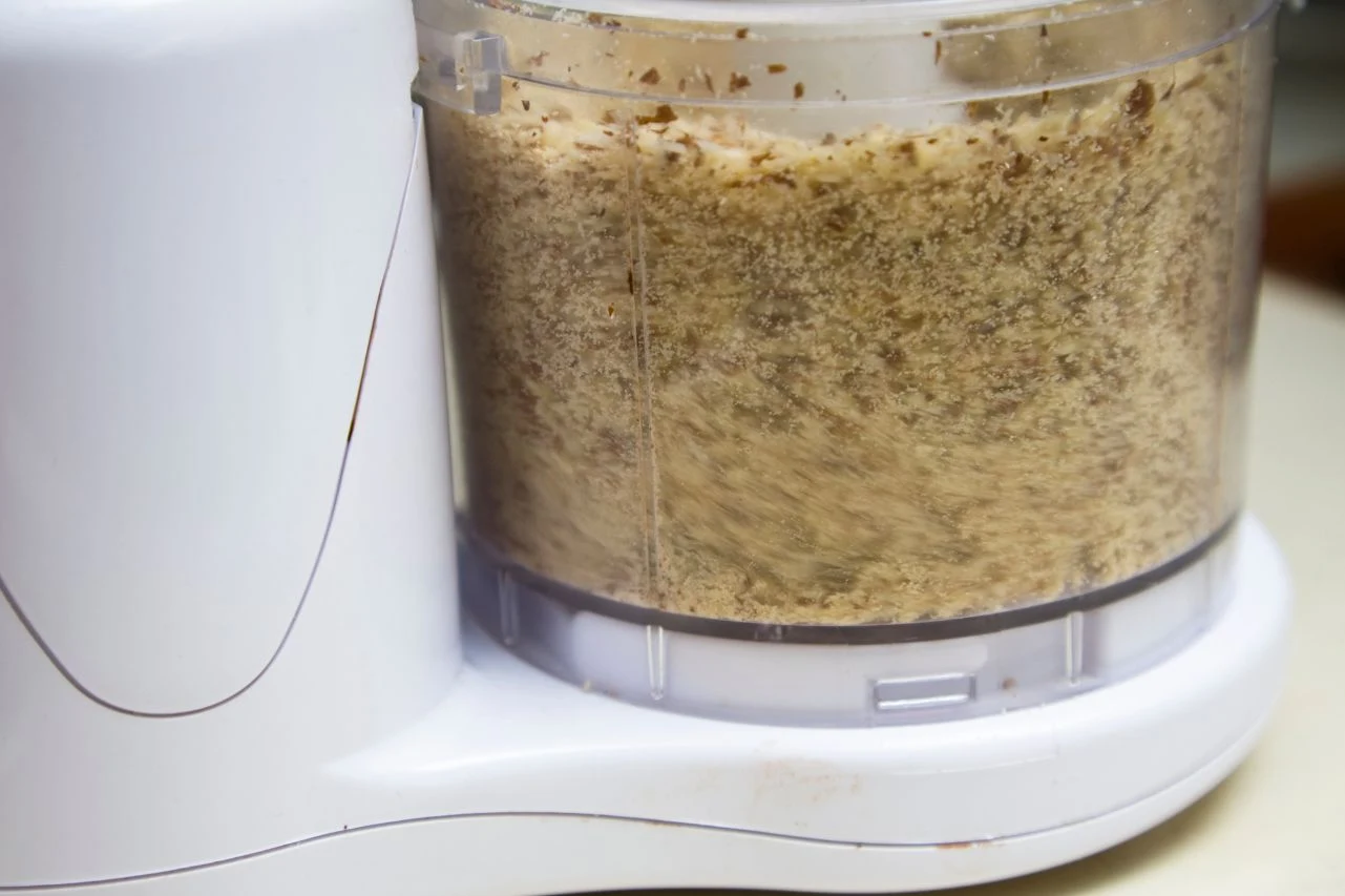 Zmiel orzechy włoskie na drobny proszek