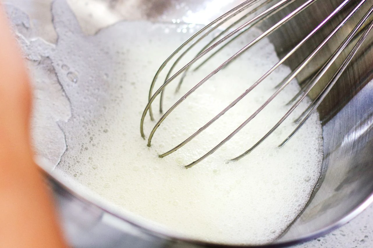 Białko ubij mikserem lub blenderem z trzepaczką