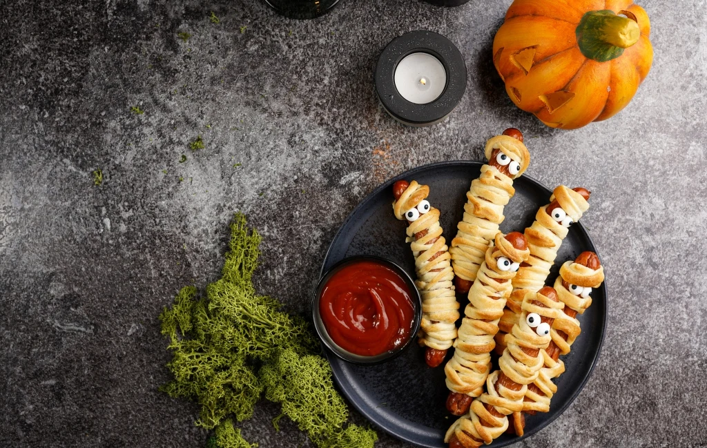 Przekąski z ciasta francuskiego na Halloween – pizzerinki z pająkiem i parówki-mumie krok po kroku