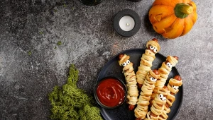 Przekąski z ciasta francuskiego na Halloween – pizzerinki z pająkiem i parówki-mumie, krok po kroku