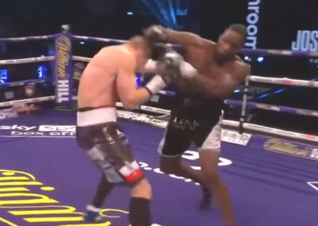 Kadr z walki Nikodema Jeżewskiego z Lawrence'em Okoliem, zakończonej dotkliwą porażką Polaka przed pięcioma laty Kadr z walki Nikodema Jeżewskiego z Lawrence'em Okoliem, zakończonej dotkliwą porażką Polaka przed pięcioma laty