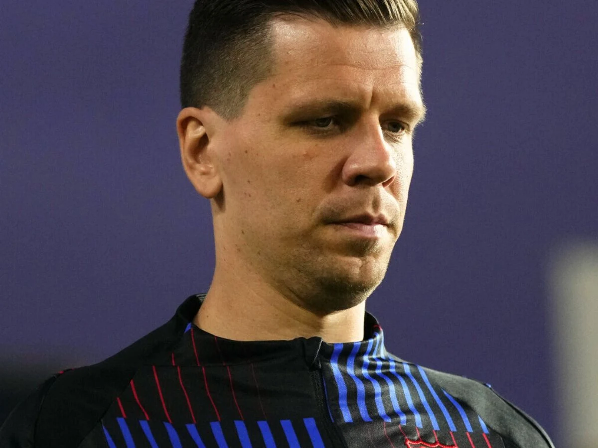 Wojciech Szczęsny Mężczyzna o krótkich, ciemnych włosach w sportowej bluzie z niebiesko-czerwonymi akcentami na jednolitym tle.