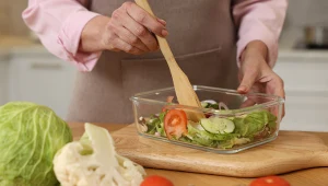 Jesz mniej i nie chudniesz? Dietetyczka wskazuje największy błąd w diecie kobiet w okresie menopauzy