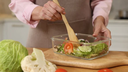 Jesz mniej i nie chudniesz? Dietetyczka wskazuje największy błąd w diecie kobiet w okresie menopauzy