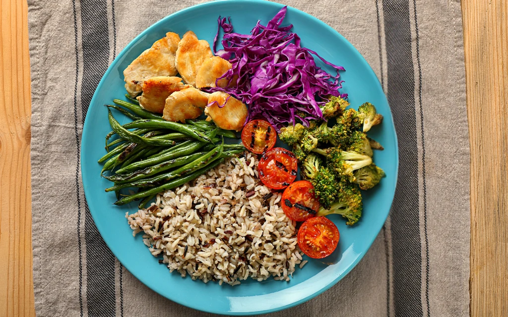 Regularne, zbilansowane posiłki, z chudym białkiem, warzywami i węglowodanami złożonymi - to klucz to dobrej formy w menopauzie