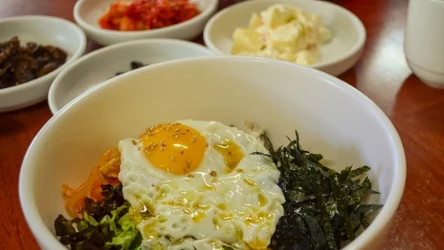 Bibimbap to smaczne danie z ryżem, mięsem, warzywami i jajkiem 