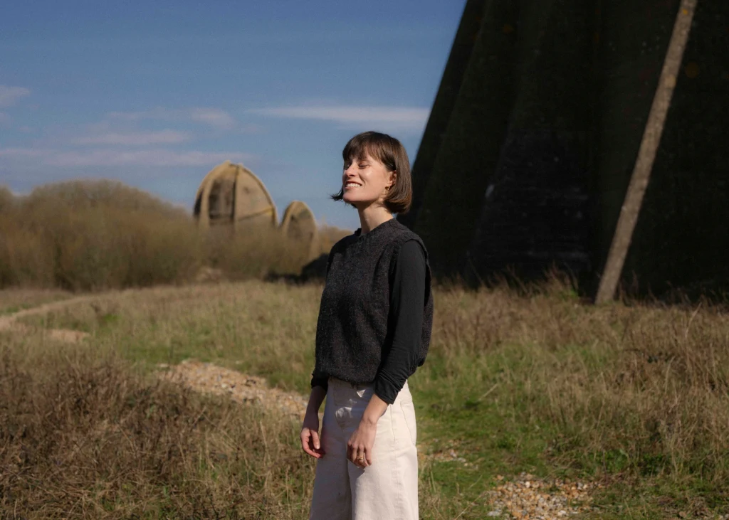 Alice Vincent w najnowszej książce "Usłysz. Jak słuchają kobiety", porusza tematy związane z funkcjonowaniem kobiet w obecnym świecie i tym, jak jest to skorelowane z dźwiękiem