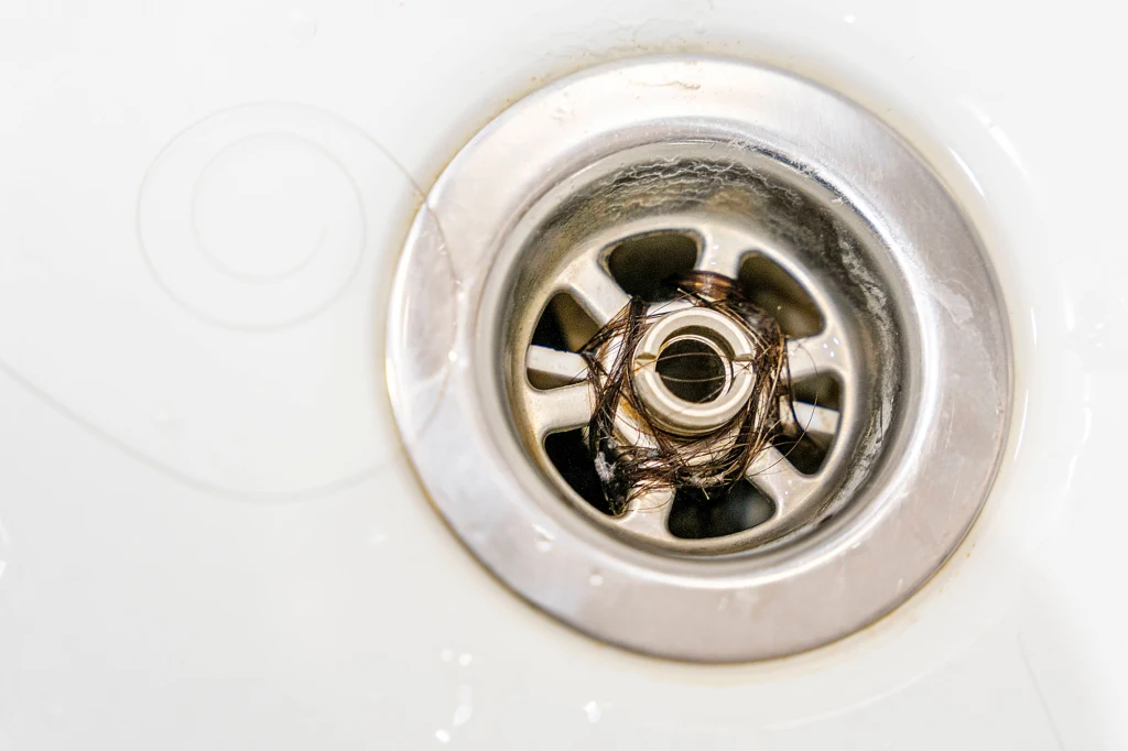 Włosy szybko potrafią zarobić zamieszanie i zatkać odpływ na amen