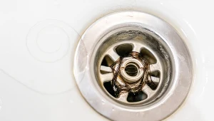 Włosy zatkały odpływ? Nie musisz już prosić męża o pomoc