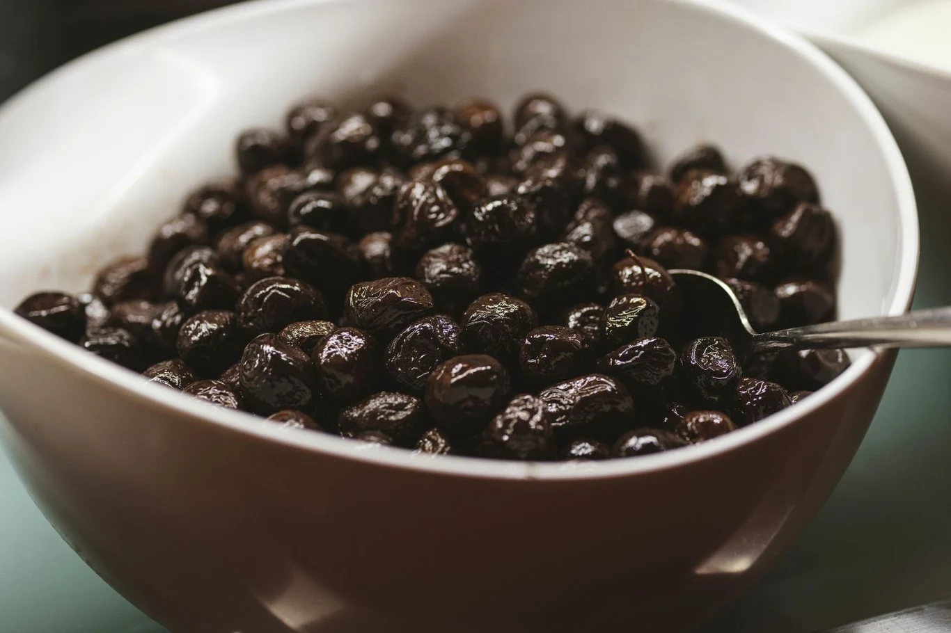 Czarne oliwki są nieco mniej kaloryczne niż te zielone Czarne oliwki są nieco mniej kaloryczne niż te zielone