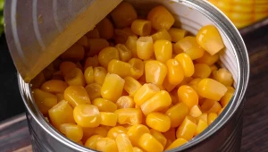 Chętnie dodajemy ją do sałatek. Zanim kupisz, zwróć uwagę na jedną rzecz