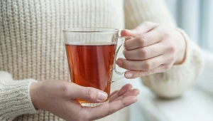 Herbata z karczocha, choć nieco cierpka w smaku, przynosi ulgę