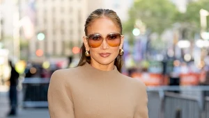 Jak stylizować dzianinowe sukienki jesienią? Połączenia, które zachwycają