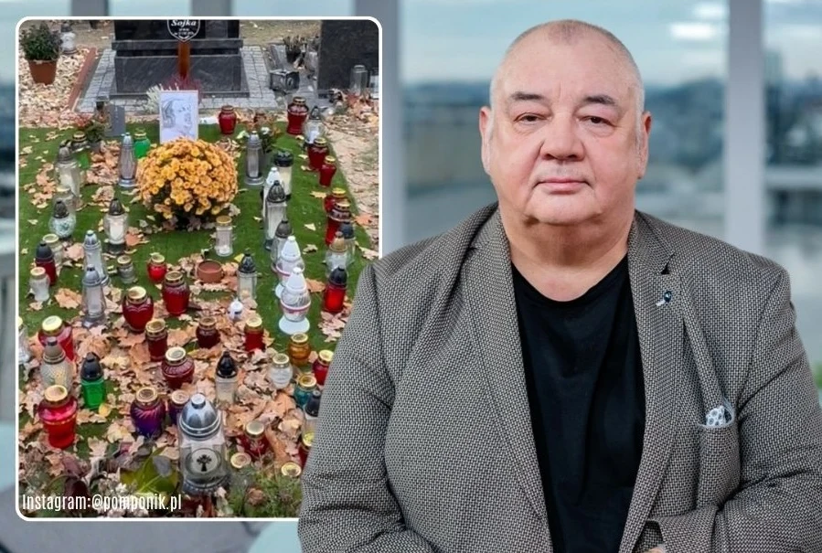 Grób Stanisława Sojki 2 miesiące po pogrzebie Mężczyzna o krępym wyglądzie w szarym marynarce na tle przeszklonych okien, po lewej stronie wstawka ze zdjęciem grobu ozdobionego licznymi zniczami i donicą z żółtymi chryzantemami.