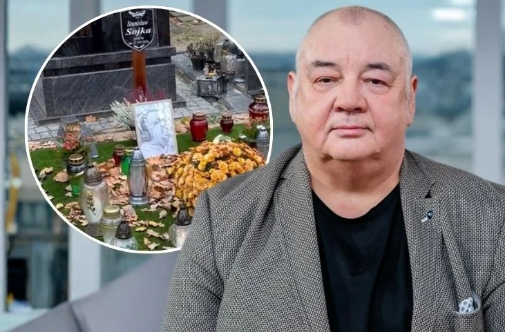 Tak dziś wygląda grób Stanisława Soyki Mężczyzna o okrągłej twarzy i krótkich włosach w jasnym garniturze siedzi na tle jasnego wnętrza. W okrągłym kadrze umieszczonym obok widoczny jest grób ze zniczem, wieńcem, zdjęciem zmarłej osoby oraz tablicą nagrobną, otoczony licznymi dekoracjami.