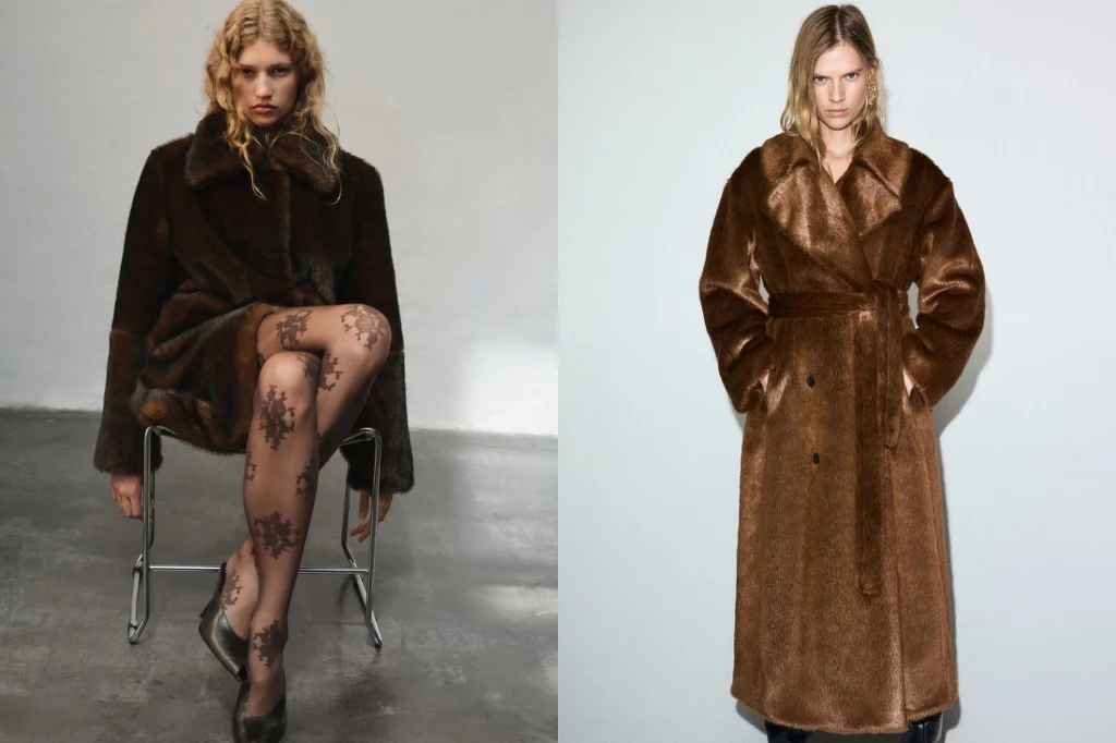 Dwie kobiety o długich, jasnych włosach ubrane w brązowe futra, jedna siedzi na krześle z nogą założoną na nogę i rajstopami z ozdobnym wzorem, druga stoi wyprostowana w długim płaszczu futrzanym.