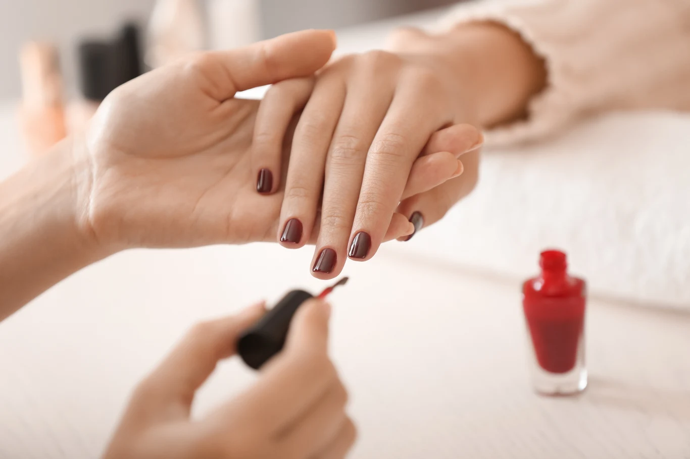 Manicure w odcieniu bordo to klasyk, który króluje również tej jesieni 