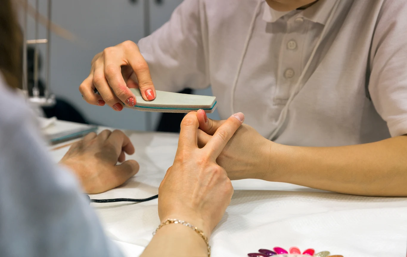 Manicure modny tej jesieni. Jakie odcienie rządzą w trendach? 