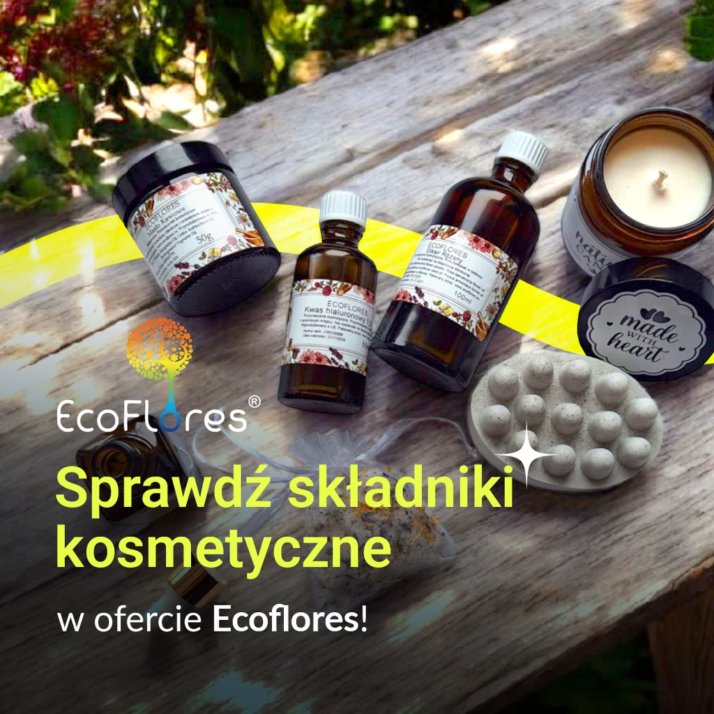 Kosmetyki Ecoflores Różne butelki i słoiczki z kosmetykami naturalnymi rozmieszczone na drewnianej powierzchni, świeca sojowa w słoiku z napisem handmade, tabletki do kąpieli oraz napisy promujące markę EcoFlores.