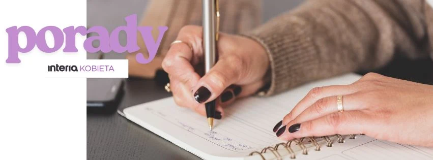 Kobieta z ciemnymi paznokciami pisze długopisem w notesie, obok widoczny fragment laptopa i napis 'porady' w tle.