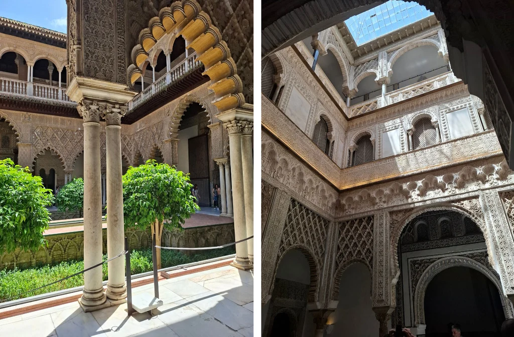 Alkazar w Sewilli Bogato zdobione arkady, kolumny oraz geometryczne ornamenty charakterystyczne dla architektury mauretańskiej, dziedziniec z zielonymi drzewkami i światłem wpadającym przez otwarte okna oraz częściowo przeszklony dach.