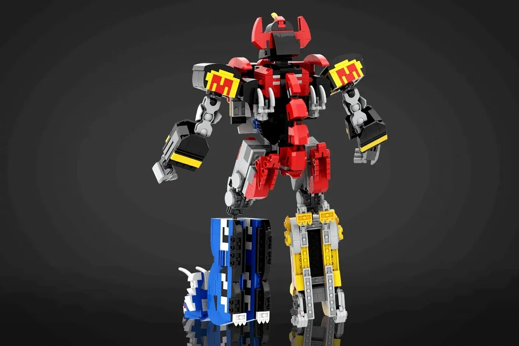 LEGO Megazord - widok ze strony plecków Kolorowy robot zbudowany z klocków LEGO stoi na ciemnym tle, odwrócony tyłem, z wyraźnie zaznaczonymi ramionami, nogami oraz rogami na głowie.