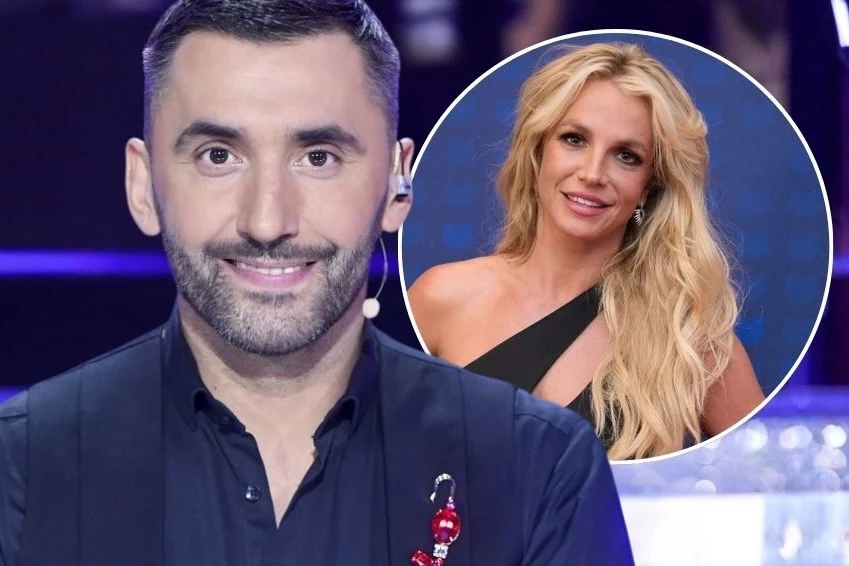 Rafał Maserak wspomina komplement od Britney Spears Mężczyzna w ciemnym ubraniu stoi na tle rozmytego fioletowego wnętrza, uśmiecha się do kamery, po jego prawej stronie widoczna jest okrągła wstawka ze zdjęciem kobiety w czarnej, jednoramiennej sukience z długimi blond włosami.