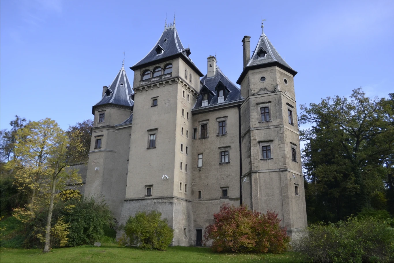 Zamek w Gołuchowie zachwyca architekturą i na myśl przywodzi francuskie rezydencje znad Loary Zamek w Gołuchowie zachwyca architekturą i na myśl przywodzi francuskie rezydencje znad Loary