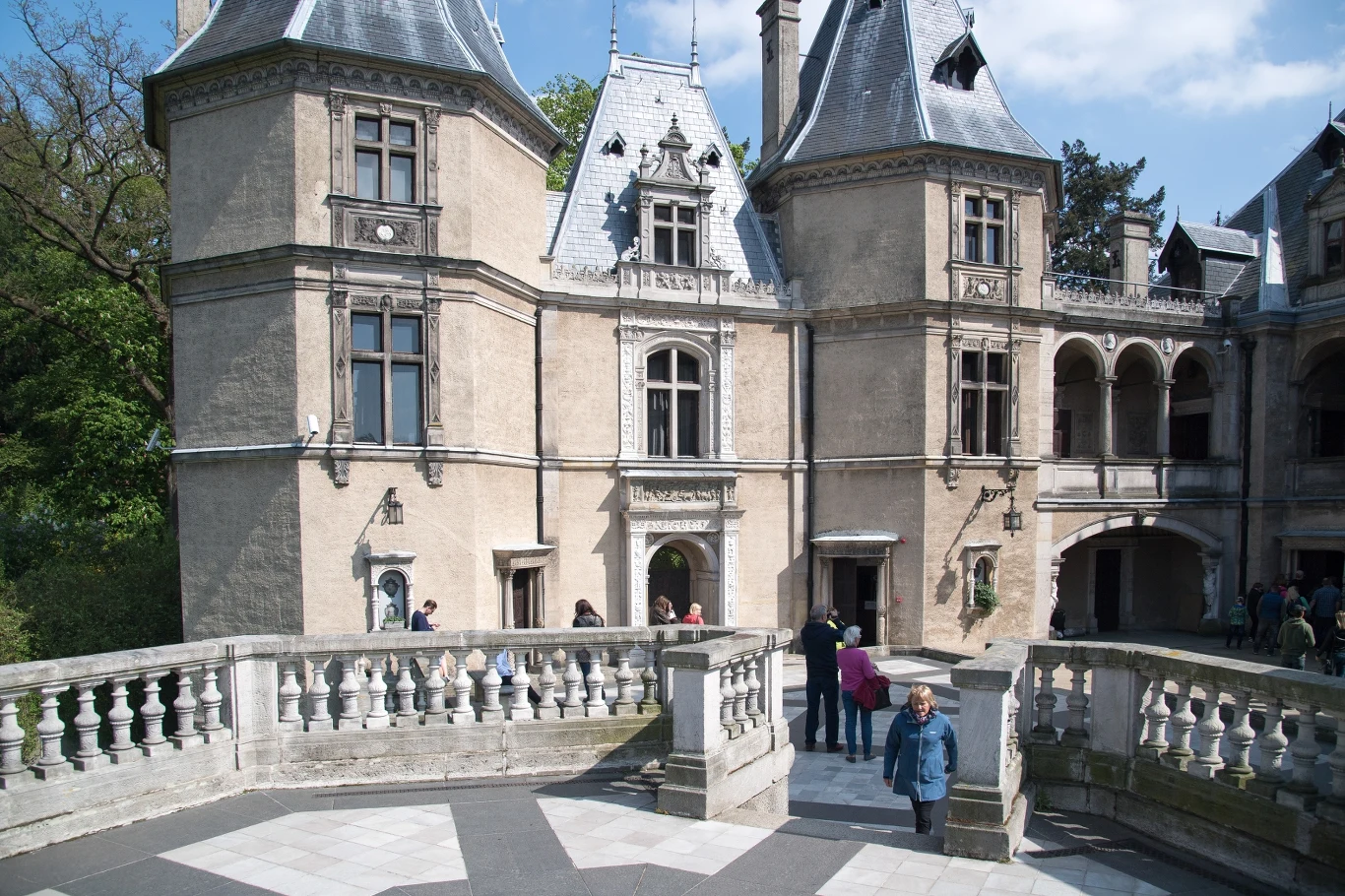 Zamek w Gołuchowie wraz z parkiem udostępniony jest dla zwiedzających. Warto odwiedzić to miejsce jesienią Zamek w Gołuchowie wraz z parkiem udostępniony jest dla zwiedzających. Warto odwiedzić to miejsce jesienią