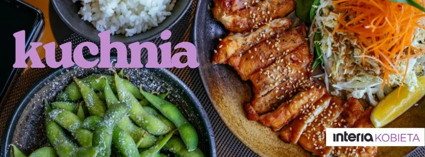Kolorowe dania kuchni azjatyckiej z miseczką ryżu, talerzem zielonej fasoli edamame, kęsami mięsa z sezamem oraz świeżymi warzywami i cytryną, na których widoczne jest logo portalu oraz napis 'kuchnia'.