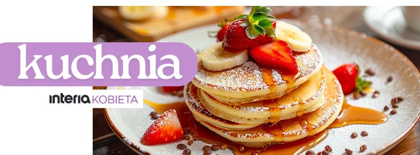 Odkryj triki, które pomogą ci oszczędzać czas, pieniądze i energię Stos pancakesów polanych syropem klonowym udekorowany plasterkami banana, świeżymi truskawkami oraz posypany cukrem pudrem. W tle subtelnie widoczne kolejne porcje naleśników. Całość podana estetycznie na talerzu.