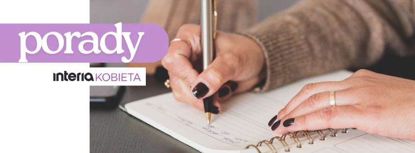 Czasem wystarczy kilka sprawdzonych wskazówek, by załatwić coś szybciej, taniej i spokojniej Dwie kobiece dłonie zapisujące notatki w zeszycie, na pierwszym planie długopis oraz notes. W tle widoczny fragment laptopa, po lewej stronie grafika z napisem 'porady interia kobieta'.