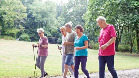 Solo lub z przyjaciółmi czy bliskimi. Kluczem jest, by spacer był ciągły, bez przerw