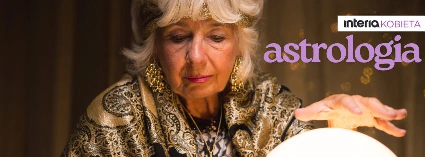 Sprawdź, co gwiazdy mówią o tobie i twoich najbliższych Starsza kobieta ubrana w orientalne szaty siedzi przed kryształową kulą, skupiona na wróżeniu, wokół niej panuje tajemnicza atmosfera, a w tle widoczne są napisy związane z astrologią.