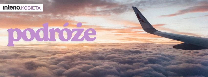 Odwiedź miejsca, które zachwycają klimatem i inspirują Skrzydło samolotu podczas lotu nad chmurami przy zachodzie słońca, pastelowe barwy nieba, napis 'podróże' na tle panoramicznego widoku.