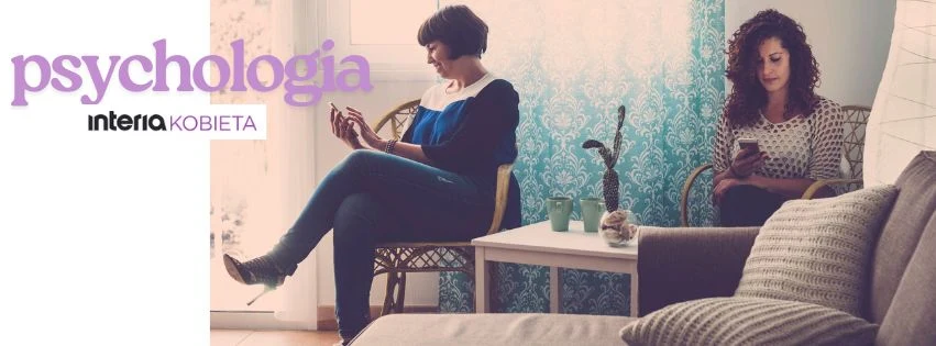 Twoja osobowość kryje w sobie więcej, niż myślisz. Sprawdź, co mówi psychologia Dwie kobiety siedzące osobno w stylowo urządzonej części salonu, każda z nich korzysta z telefonu komórkowego. Przy ścianie stoją cztery małe rośliny, a całe wnętrze utrzymane jest w jasnych, pastelowych kolorach. Z lewej strony znajduje się napis 'psy...