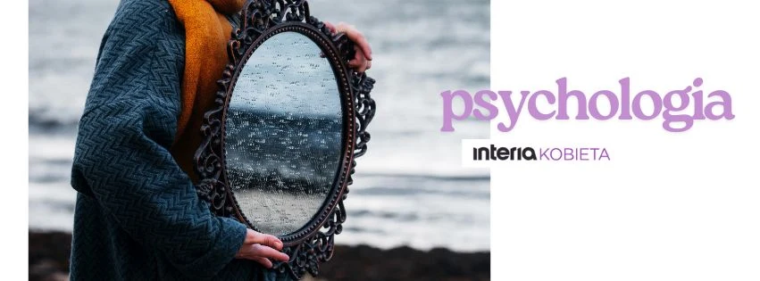 Osoba trzymająca ozdobne lustro odbijające zamglone niebo i deszcz, w tle rozmyte morze oraz ciemny brzeg, po prawej stronie fioletowy napis psychologia i logo Interia Kobieta.