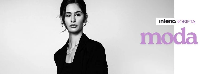 Trendy, inspiracje i praktyczne porady, które ułatwią ci codzienne stylizacje Młoda kobieta z ciemnymi włosami spiętymi do tyłu, ubrana w czarny żakiet, patrząca wprost na obiektyw na tle jasnego tła. Po prawej napis 'moda' oraz logo serwisu internetowego.