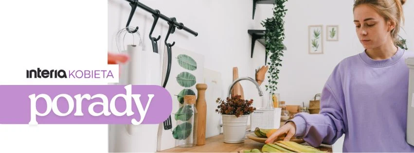 Młoda kobieta w jasnej kuchni przygotowuje jedzenie przy drewnianym blacie. W tle zielone rośliny doniczkowe, zawieszone akcesoria kuchenne i dekoracyjne obrazki z motywem liści. Po lewej stronie grafika z logo portalu poradnikowego.