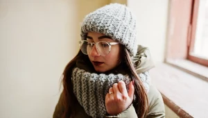 Noszenie czapki w pomieszczeniu nie zawsze stoi w sprzeczności z zasadami savoir-vivre