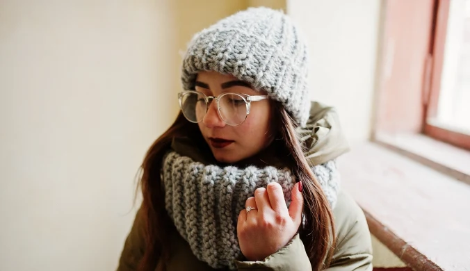 Noszenie czapki w pomieszczeniu nie zawsze stoi w sprzeczności z zasadami savoir-vivre