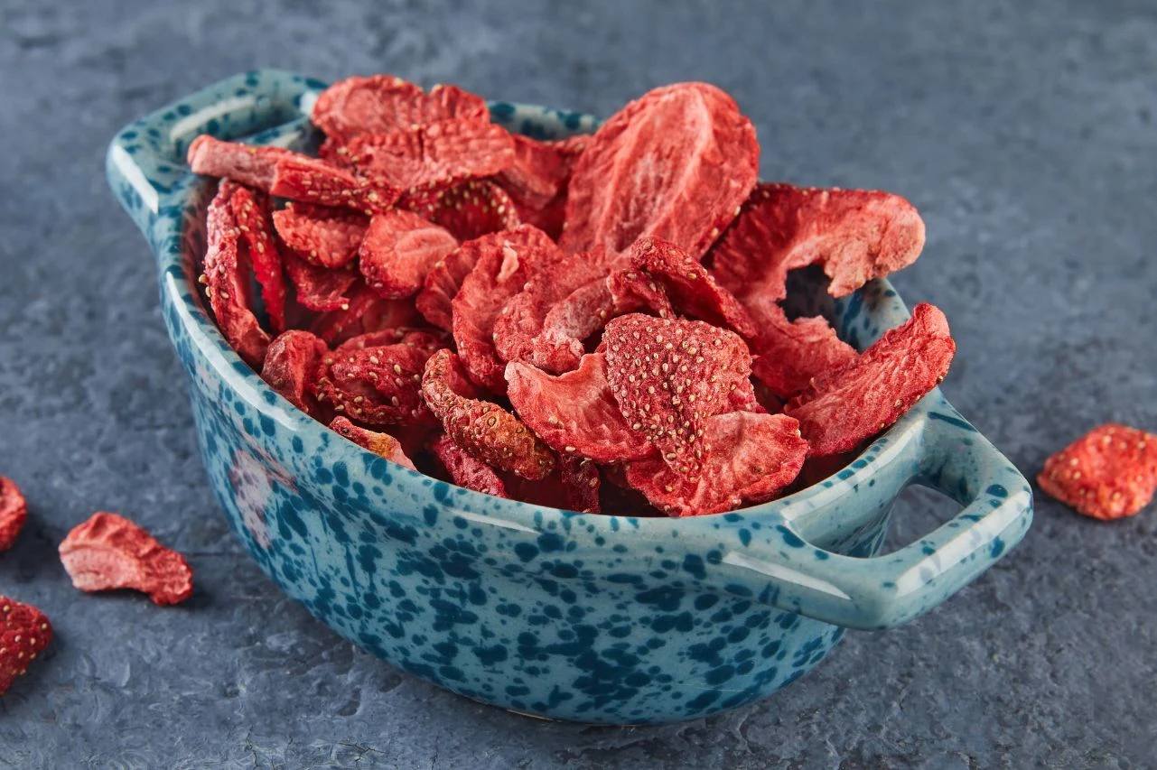 Liofilizowane truskawki są chrupiące, bo nie mają w sobie prawie w ogóle wody