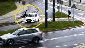 Wjechał rozpędzany na przejazd wprost pod auto. Policja ukarała rowerzystę