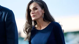 Letizia założyła to i olśniła. Nadaje się idealnie pod jesienny płaszcz