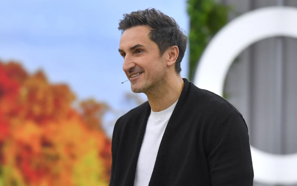 Sebastian Karpiel-Bułecka w "halo tu polsat" z okazji jubileuszu zespołu Zakopower