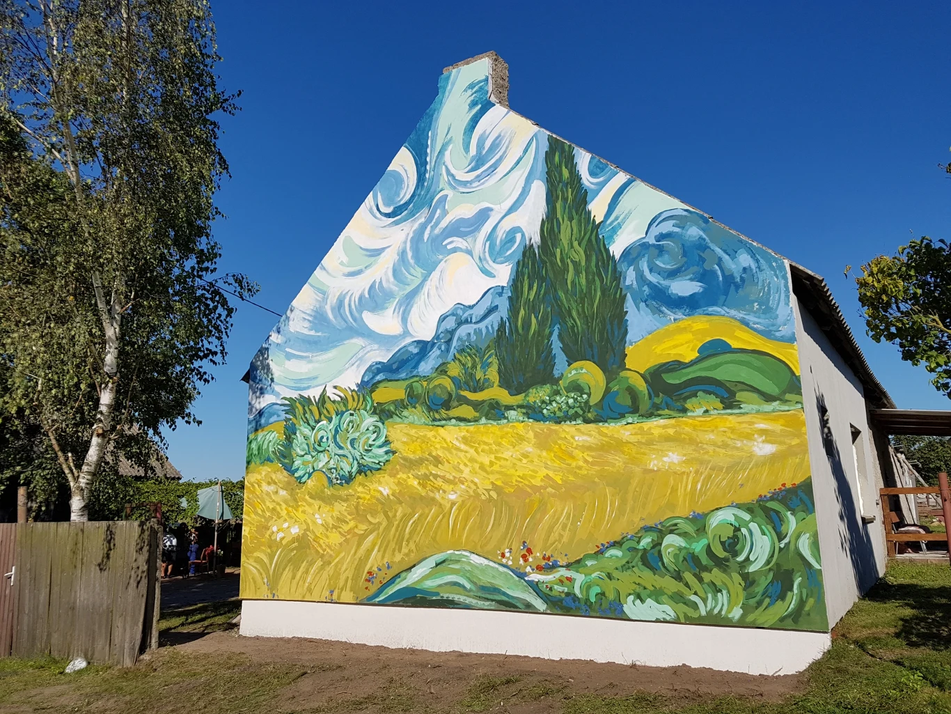 Brzózki oczarowują licznymi muralami z pracami inspirowanymi twórczością Vincenta van Gogha